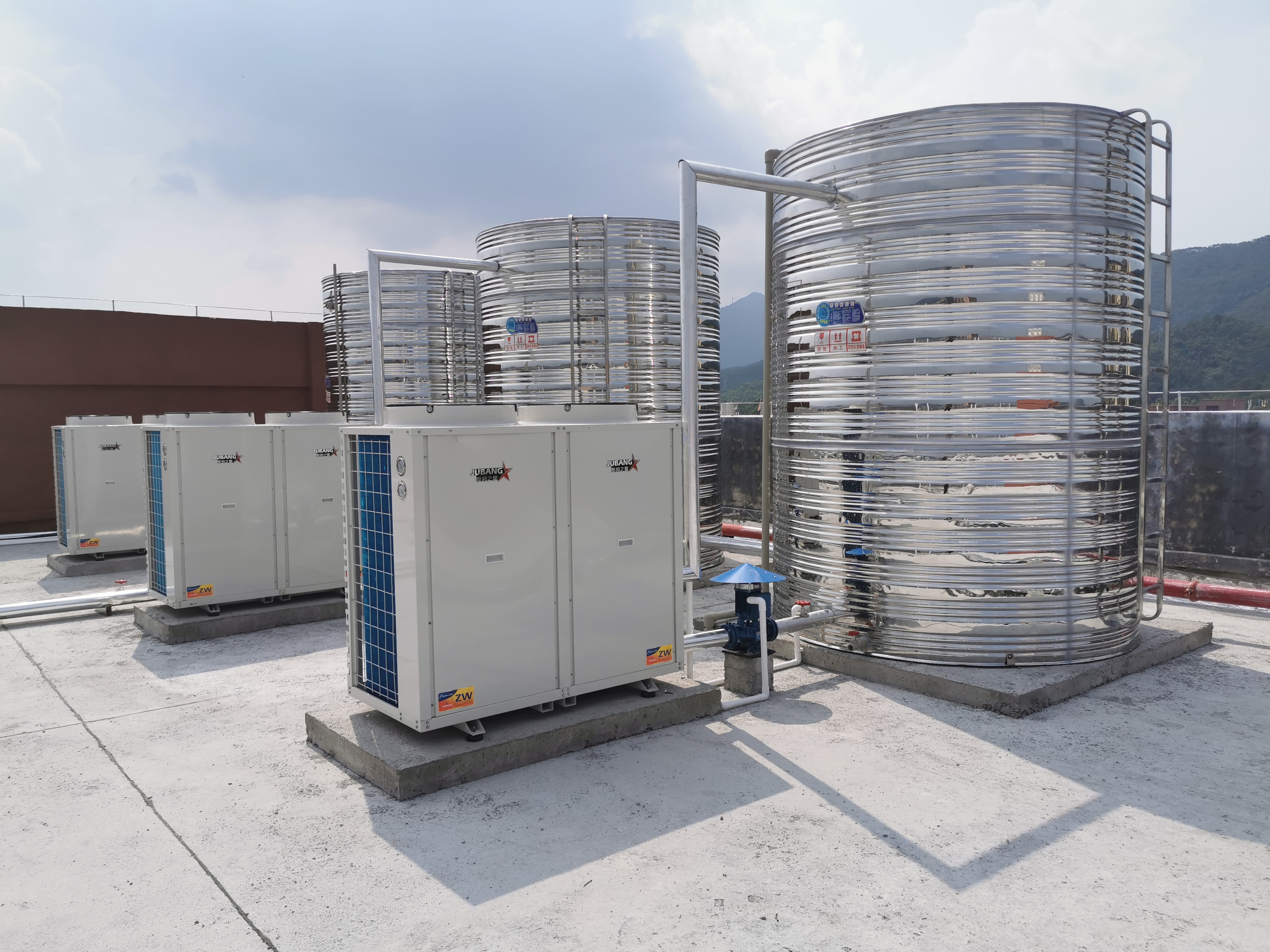 興業(yè)縣第四中學空氣能熱水工程案例